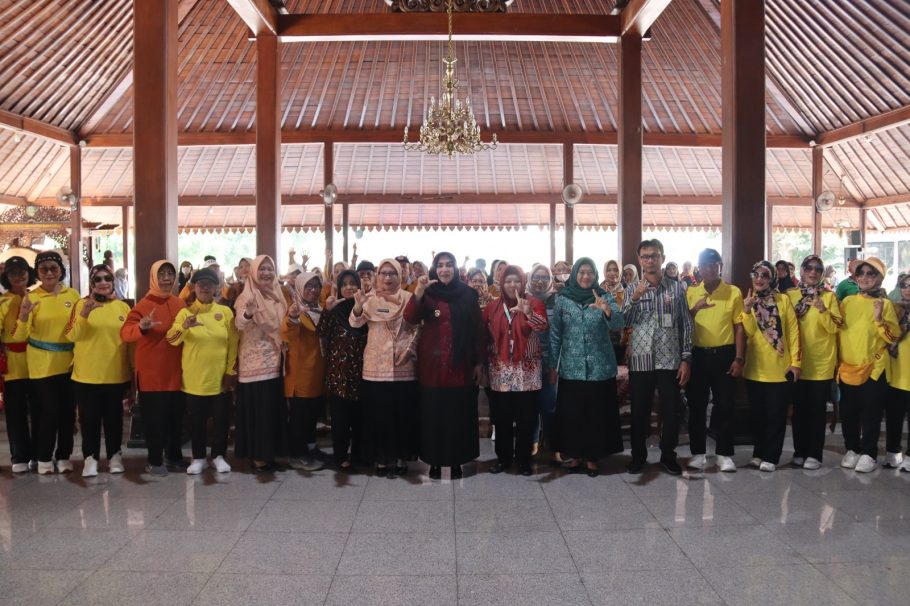 Wakil Bupati Banyumas Dwi Asih Lintarti bersama Kepala Dinas Kesehatan dr. Dani Esti Novia, pejabat daerah, kader posyandu, dan komunitas lansia berfoto bersama sambil memperagakan simbol huruf L dengan jari tangan di dalam Kompleks Pendopo Si Panji Purwokerto dalam acara Gerakan Lansia Sehat.