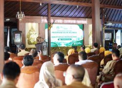 Bupati Banyumas Sadewo Tri Lastiono memberikan sambutan di podium Pendopo Si Panji dalam acara penguatan program jaminan sosial pekerja informal SALIN ASLIMAS.