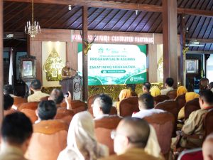 Bupati Banyumas Sadewo Tri Lastiono memberikan sambutan di podium Pendopo Si Panji dalam acara penguatan program jaminan sosial pekerja informal SALIN ASLIMAS.