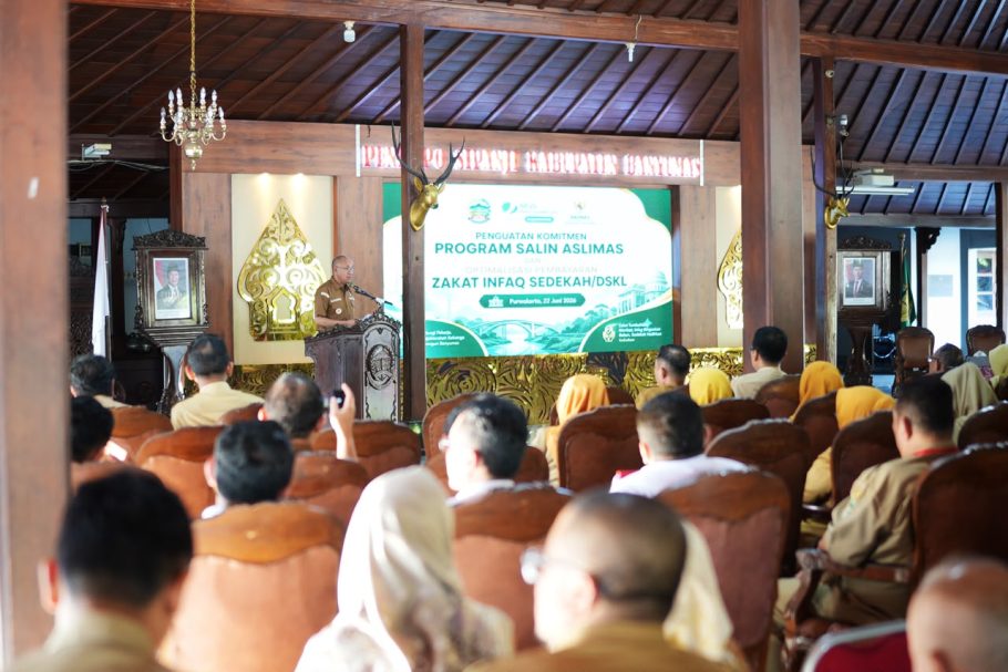 Bupati Banyumas Sadewo Tri Lastiono memberikan sambutan di podium Pendopo Si Panji dalam acara penguatan program jaminan sosial pekerja informal SALIN ASLIMAS.