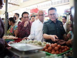 Bupati Banyumas Sadewo Tri Lastiono mendampingi Menteri Perdagangan RI Budi Santoso saat melakukan sidak harga dan ketersediaan telur ayam di Pasar Manis Purwokerto.