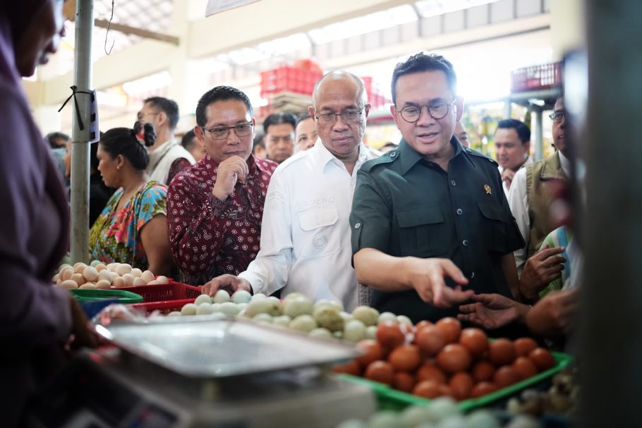 Bupati Banyumas Sadewo Tri Lastiono mendampingi Menteri Perdagangan RI Budi Santoso saat melakukan sidak harga dan ketersediaan telur ayam di Pasar Manis Purwokerto.