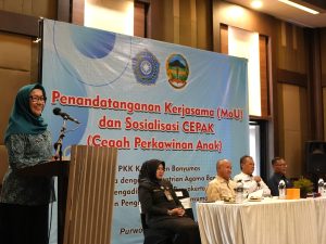 Ketua Pokja I TP PKK Banyumas Ny Titik Pujiastuti memberikan sambutan saat acara MoU dan sosialisasi CEPAK untuk cegah perkawinan anak dihadiri Bupati Sadewo Tri Lastiono