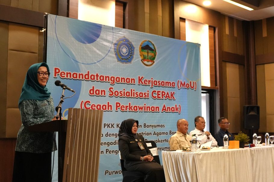 Ketua Pokja I TP PKK Banyumas Ny Titik Pujiastuti memberikan sambutan saat acara MoU dan sosialisasi CEPAK untuk cegah perkawinan anak dihadiri Bupati Sadewo Tri Lastiono