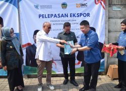 Menteri Perdagangan Budi Santoso didampingi Bupati Banyumas Sadewo Tri Lastiono melepas ekspor produk gula kelapa PT IMC ke Amerika Serikat.