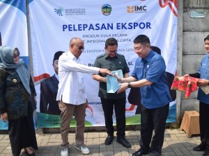 Menteri Perdagangan Budi Santoso didampingi Bupati Banyumas Sadewo Tri Lastiono melepas ekspor produk gula kelapa PT IMC ke Amerika Serikat.