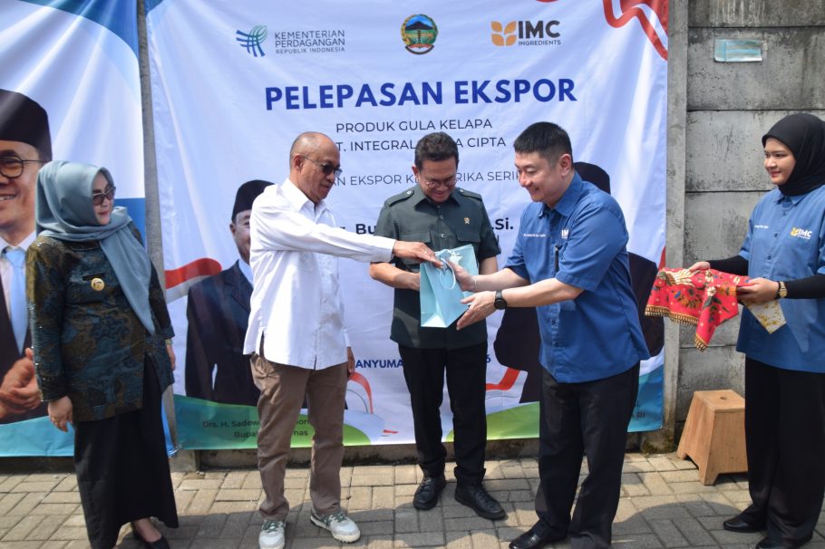 Menteri Perdagangan Budi Santoso didampingi Bupati Banyumas Sadewo Tri Lastiono melepas ekspor produk gula kelapa PT IMC ke Amerika Serikat.