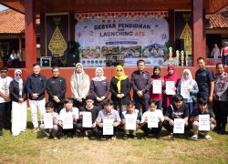 Sejumlah anak dan orang tua memegang poster bertuliskan Saya Siap Kembali ke Sekolah dan Banyumas Pasti Sekolah didampingi Wakil Bupati Dwi Asih Lintarti dalam acara Gebyar Pendidikan Banyumas 2026 di Pekuncen.