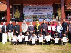 Sejumlah anak dan orang tua memegang poster bertuliskan Saya Siap Kembali ke Sekolah dan Banyumas Pasti Sekolah didampingi Wakil Bupati Dwi Asih Lintarti dalam acara Gebyar Pendidikan Banyumas 2026 di Pekuncen.