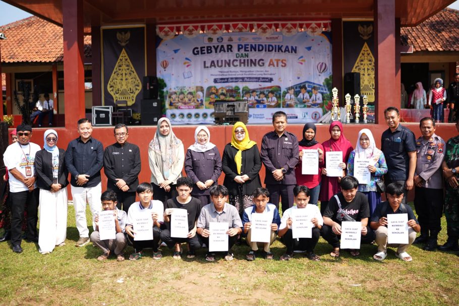 Sejumlah anak dan orang tua memegang poster bertuliskan Saya Siap Kembali ke Sekolah dan Banyumas Pasti Sekolah didampingi Wakil Bupati Dwi Asih Lintarti dalam acara Gebyar Pendidikan Banyumas 2026 di Pekuncen.