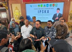 Menteri Perdagangan Budi Santoso memberikan keterangan pers didampingi Bupati Banyumas Sadewo Tri Lastiono saat peresmian serentak IPSKA Mandiri di Pendopo Si Panji Purwokerto.