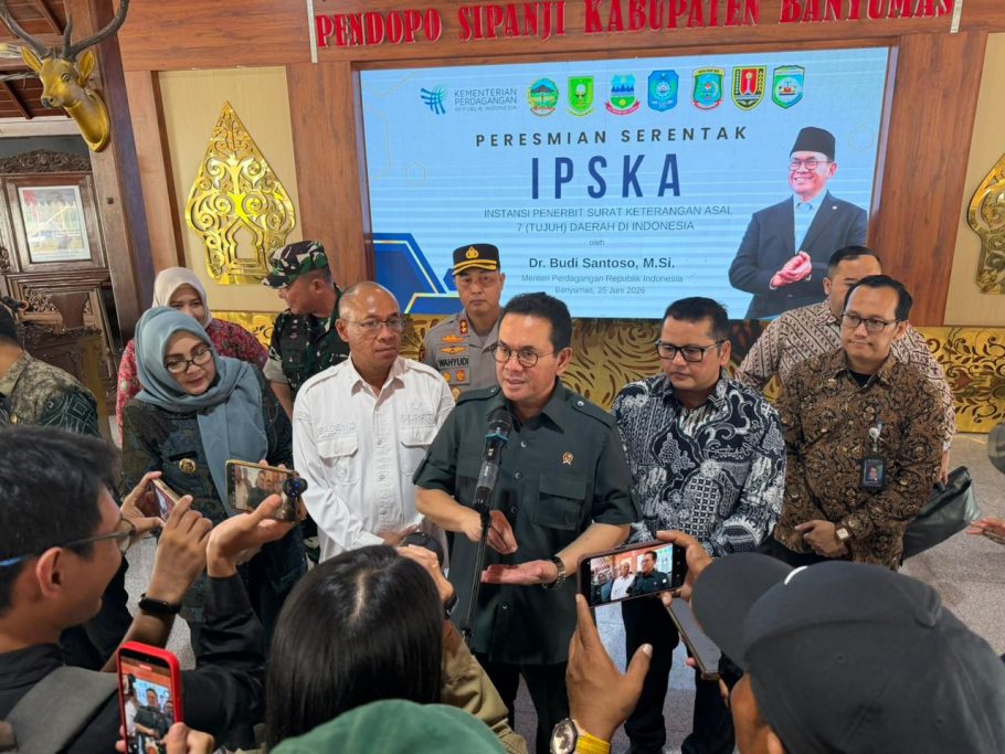 Menteri Perdagangan Budi Santoso memberikan keterangan pers didampingi Bupati Banyumas Sadewo Tri Lastiono saat peresmian serentak IPSKA Mandiri di Pendopo Si Panji Purwokerto.