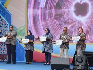 Bupati Banyumas Sadewo Tri Lastiono bersama kepala daerah Banyumas Raya membuka Karya Kreatif Serayu 2026 menggunakan angklung di Menara Teratai Purwokerto.