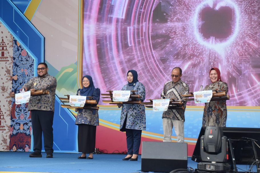 Bupati Banyumas Sadewo Tri Lastiono bersama kepala daerah Banyumas Raya membuka Karya Kreatif Serayu 2026 menggunakan angklung di Menara Teratai Purwokerto.