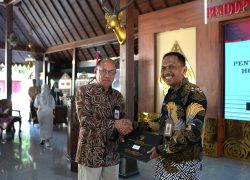 Bupati Banyumas Sadewo Tri Lastiono berjabat tangan dengan ASN Parsito saat penyerahan SK Pensiun di Pendopo Si Panji Purwokerto