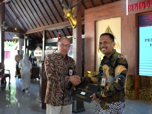 Bupati Banyumas Sadewo Tri Lastiono berjabat tangan dengan ASN Parsito saat penyerahan SK Pensiun di Pendopo Si Panji Purwokerto