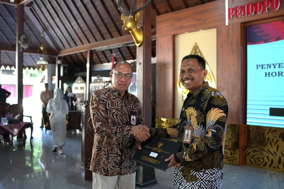 Bupati Banyumas Sadewo Tri Lastiono berjabat tangan dengan ASN Parsito saat penyerahan SK Pensiun di Pendopo Si Panji Purwokerto