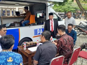 Petugas Bapenda Kabupaten Banyumas melayani warga yang memanfaatkan program pemutihan denda PBB menggunakan mobil pelayanan keliling resmi.