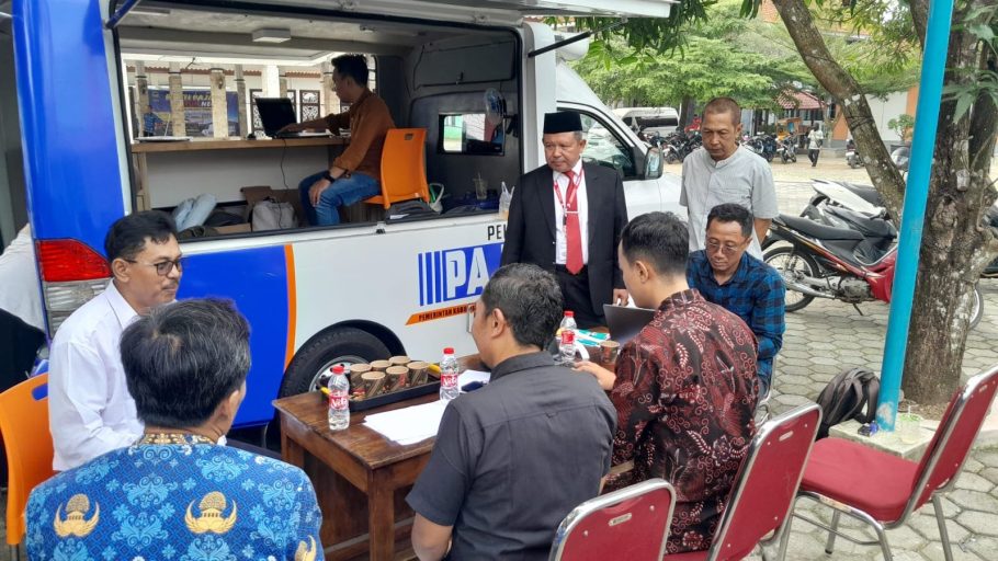 Petugas Bapenda Kabupaten Banyumas melayani warga yang memanfaatkan program pemutihan denda PBB menggunakan mobil pelayanan keliling resmi.