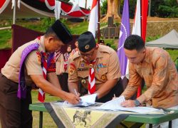 Ketua Kwarcab Banyumas Agus Nur Hadie dan perwakilan UMP menandatangani naskah kerja sama MoU pembina pramuka di Bumi Perkemahan Kendalisada Kalibagor.