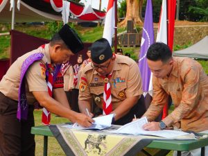 Ketua Kwarcab Banyumas Agus Nur Hadie dan perwakilan UMP menandatangani naskah kerja sama MoU pembina pramuka di Bumi Perkemahan Kendalisada Kalibagor.