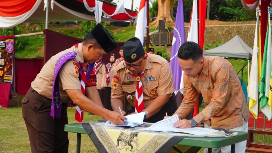 Ketua Kwarcab Banyumas Agus Nur Hadie dan perwakilan UMP menandatangani naskah kerja sama MoU pembina pramuka di Bumi Perkemahan Kendalisada Kalibagor.
