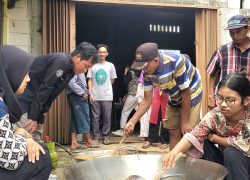 Puluhan warga dan petani penderes di Cilongok Banyumas mengamati proses pengolahan nira kelapa di dalam wajan besar saat pelatihan teknologi pengolahan gula semut bersama FTP UGM.