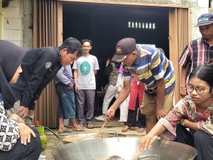 Puluhan warga dan petani penderes di Cilongok Banyumas mengamati proses pengolahan nira kelapa di dalam wajan besar saat pelatihan teknologi pengolahan gula semut bersama FTP UGM.