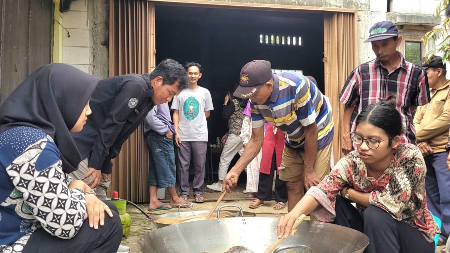 Puluhan warga dan petani penderes di Cilongok Banyumas mengamati proses pengolahan nira kelapa di dalam wajan besar saat pelatihan teknologi pengolahan gula semut bersama FTP UGM.