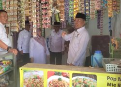 Ketua BAZNAS Banyumas Khasanatul Mufidah dan Asisten Pemkab Nungky Harry Rachmat meninjau warung kelontong mustahik dalam peluncuran program Z Mart.