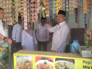 Ketua BAZNAS Banyumas Khasanatul Mufidah dan Asisten Pemkab Nungky Harry Rachmat meninjau warung kelontong mustahik dalam peluncuran program Z Mart.