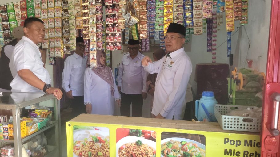 Ketua BAZNAS Banyumas Khasanatul Mufidah dan Asisten Pemkab Nungky Harry Rachmat meninjau warung kelontong mustahik dalam peluncuran program Z Mart.