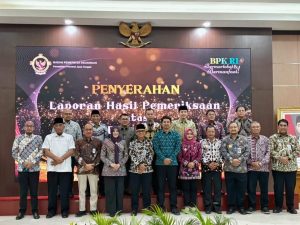 Bupati Banyumas Sadewo Tri Lastiono bersama Ketua DPRD Agus Priyanggodo dan jajaran Pemkab berfoto bersama Kepala BPK Jateng Ahmad Luthfi H Rahmatullah di panggung penyerahan LHP WTP Semarang