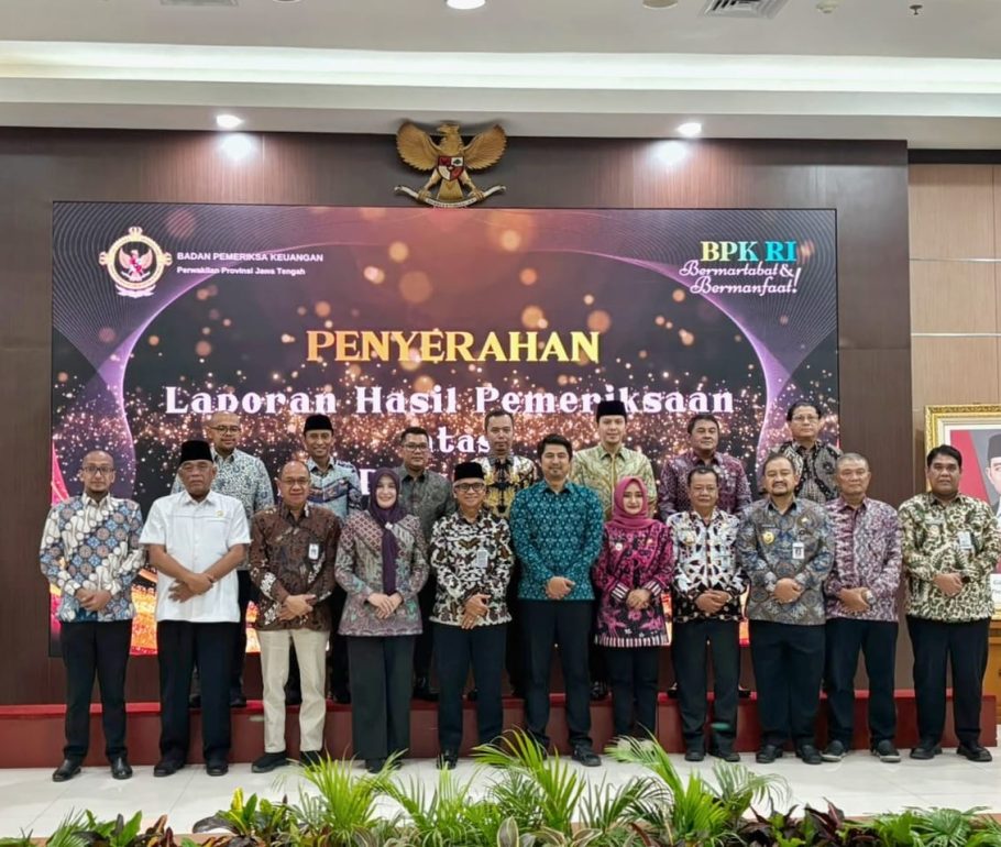 Bupati Banyumas Sadewo Tri Lastiono bersama Ketua DPRD Agus Priyanggodo dan jajaran Pemkab berfoto bersama Kepala BPK Jateng Ahmad Luthfi H Rahmatullah di panggung penyerahan LHP WTP Semarang