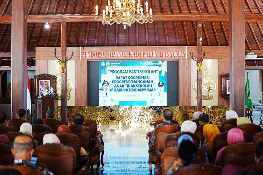 Suasana rapat koordinasi penanganan ATS Banyumas mengenai Program Pasti Sekolah yang dihadiri lintas sektor di Pendopo Sipanji Kabupaten Banyumas.