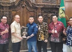 Bupati Banyumas Sadewo Tri Lastiono bersama Kepala Dinas Koperasi UKM Gatot Eko Purwadi dan panitia Harkopnas ke-79 memegang trofi Piala Bupati Banyumas.