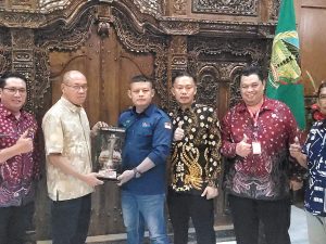 Bupati Banyumas Sadewo Tri Lastiono bersama Kepala Dinas Koperasi UKM Gatot Eko Purwadi dan panitia Harkopnas ke-79 memegang trofi Piala Bupati Banyumas.