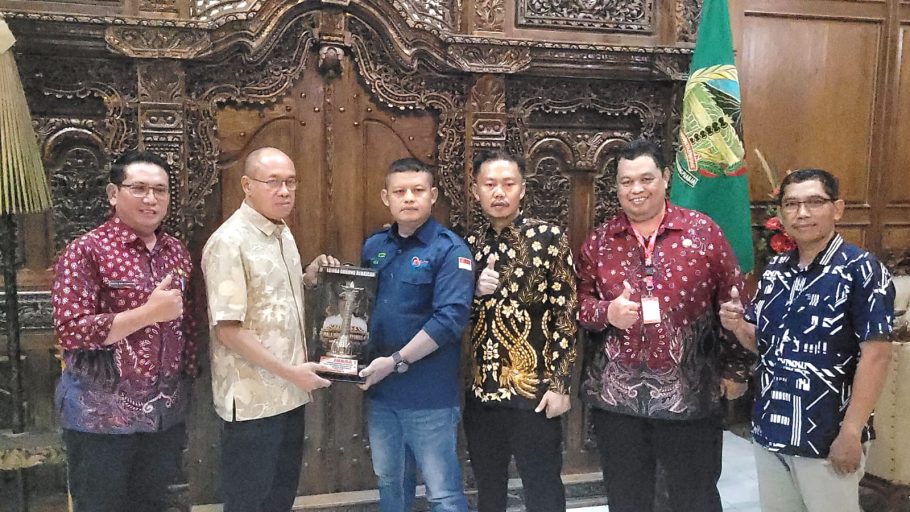 Bupati Banyumas Sadewo Tri Lastiono bersama Kepala Dinas Koperasi UKM Gatot Eko Purwadi dan panitia Harkopnas ke-79 memegang trofi Piala Bupati Banyumas.