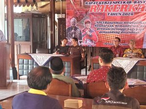 Suasana Rapat Kerja Kabupaten atau Rakerkab NPCI Banyumas tahun 2026 yang dihadiri jajaran pengurus, Dinporabudpar, dan Kejari Purwokerto, berlatar spanduk merah bertuliskan mewujudkan kesetaraan bagi penyandang disabilitas.