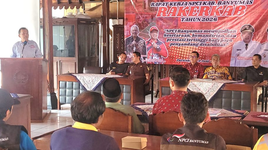 Suasana Rapat Kerja Kabupaten atau Rakerkab NPCI Banyumas tahun 2026 yang dihadiri jajaran pengurus, Dinporabudpar, dan Kejari Purwokerto, berlatar spanduk merah bertuliskan mewujudkan kesetaraan bagi penyandang disabilitas.
