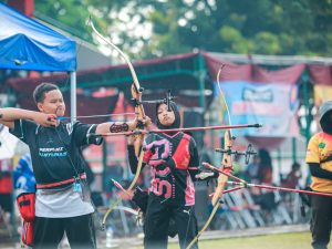 Atlet panahan junior Banyumas Reza Gibran Pahlevi membidik sasaran dengan busur dalam Kejuaraan Provinsi atau Kejurprov Panahan Junior Jateng.
