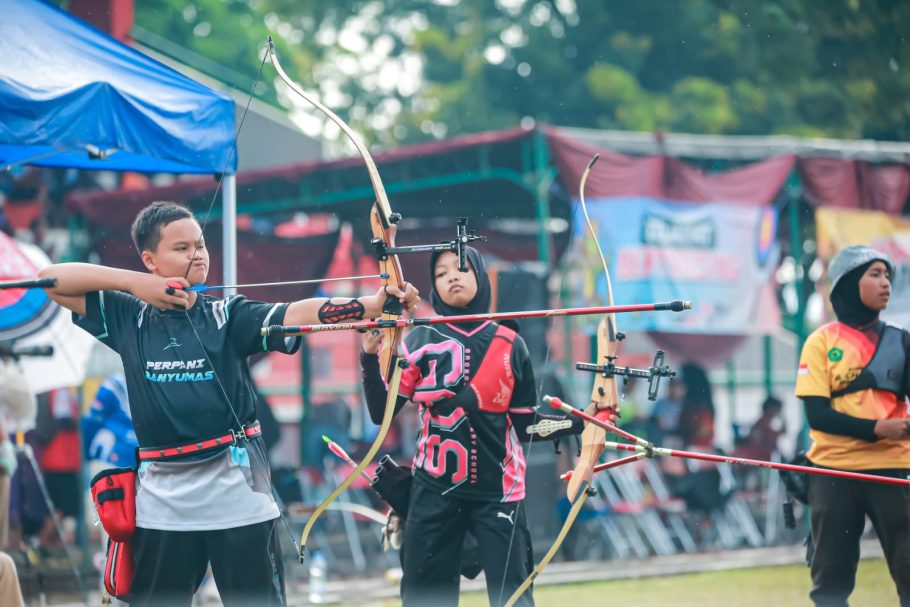 Atlet panahan junior Banyumas Reza Gibran Pahlevi membidik sasaran dengan busur dalam Kejuaraan Provinsi atau Kejurprov Panahan Junior Jateng.