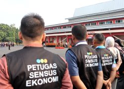 Barisan petugas lapangan mengenakan rompi hitam bertuliskan Petugas Sensus Ekonomi mengikuti Apel Besar di GOR Satria Purwokerto Banyumas.