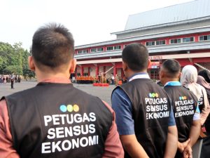 Barisan petugas lapangan mengenakan rompi hitam bertuliskan Petugas Sensus Ekonomi mengikuti Apel Besar di GOR Satria Purwokerto Banyumas.