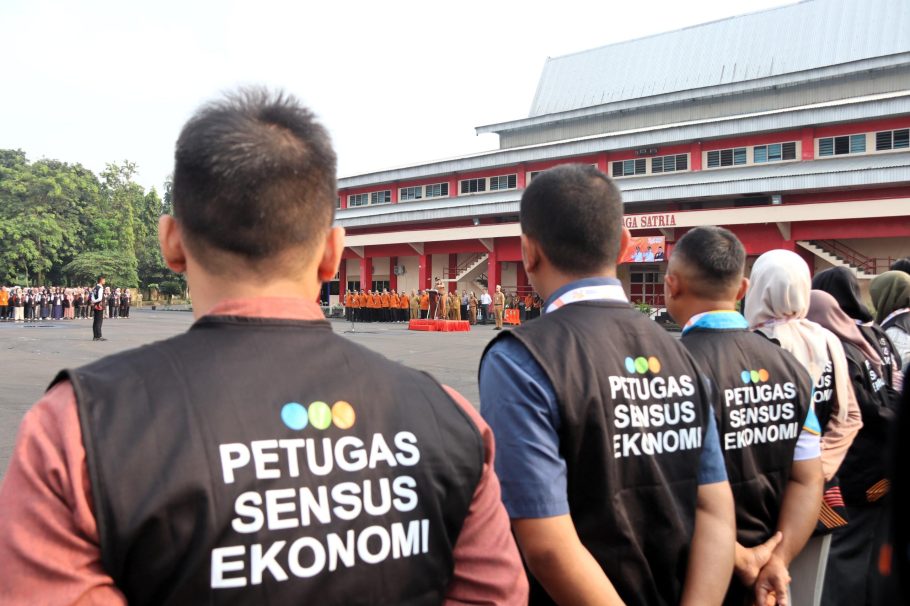 Barisan petugas lapangan mengenakan rompi hitam bertuliskan Petugas Sensus Ekonomi mengikuti Apel Besar di GOR Satria Purwokerto Banyumas.