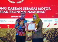 Wakil Bupati Banyumas Dwi Asih Lintarti menerima piagam penghargaan bergengsi Disway Top Regional Leader Awards 2026 dalam kategori Pelopor Ketahanan Pangan Berbasis Pertanian di Jakarta.