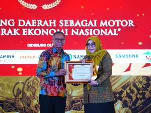 Wakil Bupati Banyumas Dwi Asih Lintarti menerima piagam penghargaan bergengsi Disway Top Regional Leader Awards 2026 dalam kategori Pelopor Ketahanan Pangan Berbasis Pertanian di Jakarta.