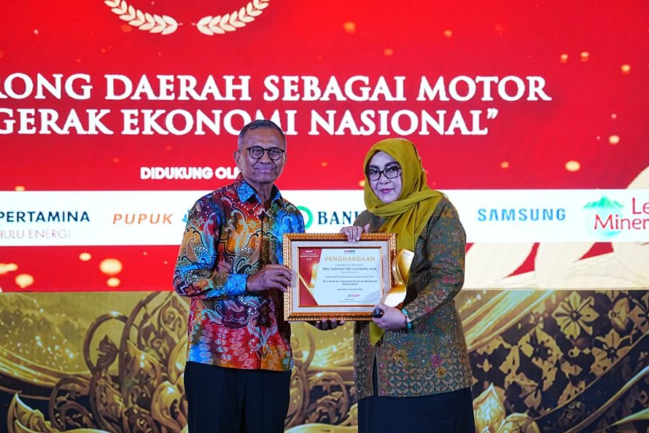 Wakil Bupati Banyumas Dwi Asih Lintarti menerima piagam penghargaan bergengsi Disway Top Regional Leader Awards 2026 dalam kategori Pelopor Ketahanan Pangan Berbasis Pertanian di Jakarta.