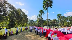 Ratusan anggota PMR Banyumas berseragam sekolah berkegiatan di antara deretan tenda dome merah dan kuning di bumi perkemahan Taman Langit Baturraden saat acara YVLC VIII.
