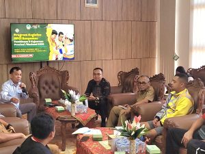 Suasana rapat audiensi antara pengurus NPCI Banyumas dan anggota DPRD Kabupaten Banyumas di ruang pimpinan dewan terkait anggaran pembinaan atlet disabilitas.